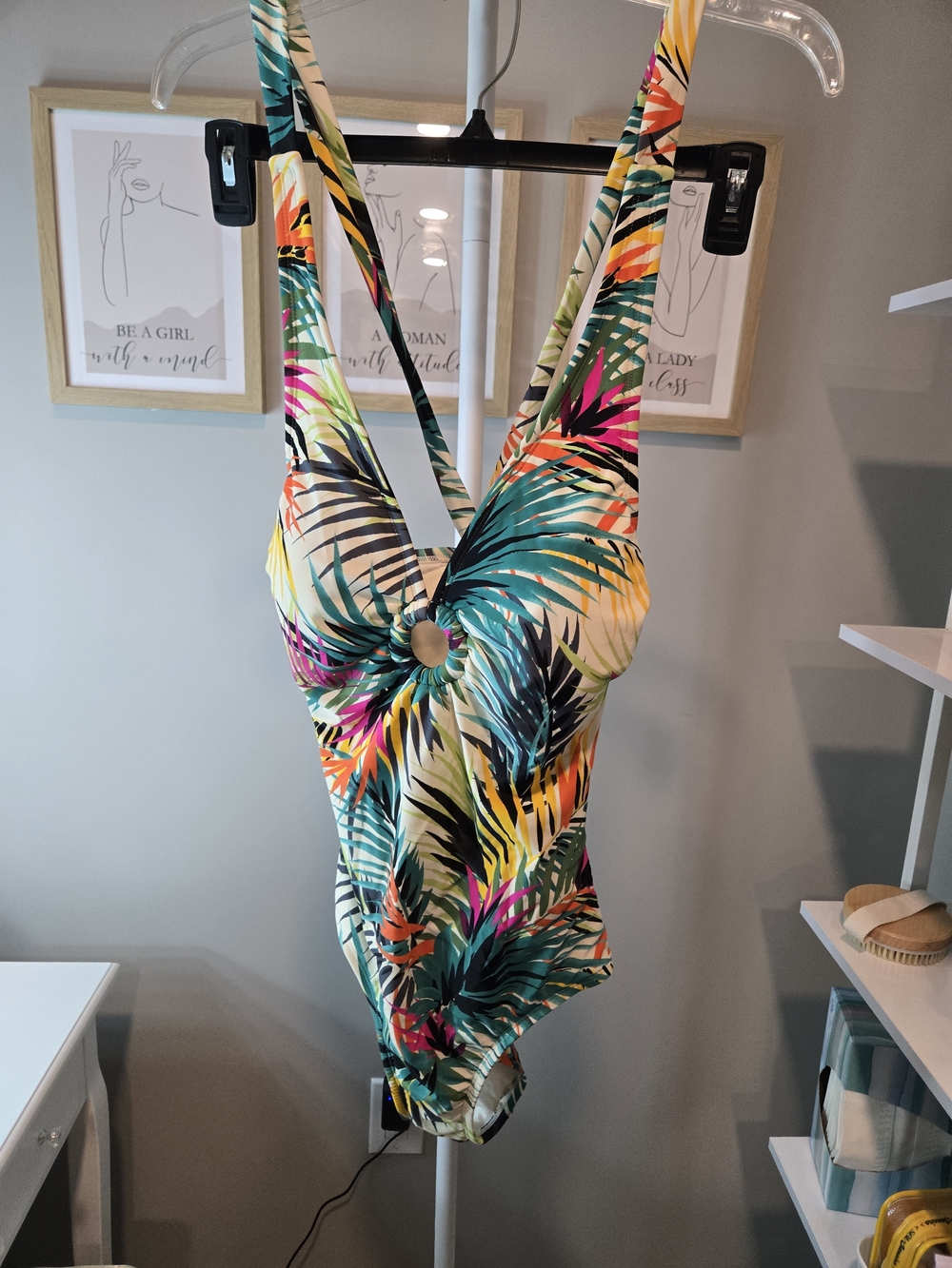 ☀️👙⛱️ NWT Colorful Tropical Print Swim Top